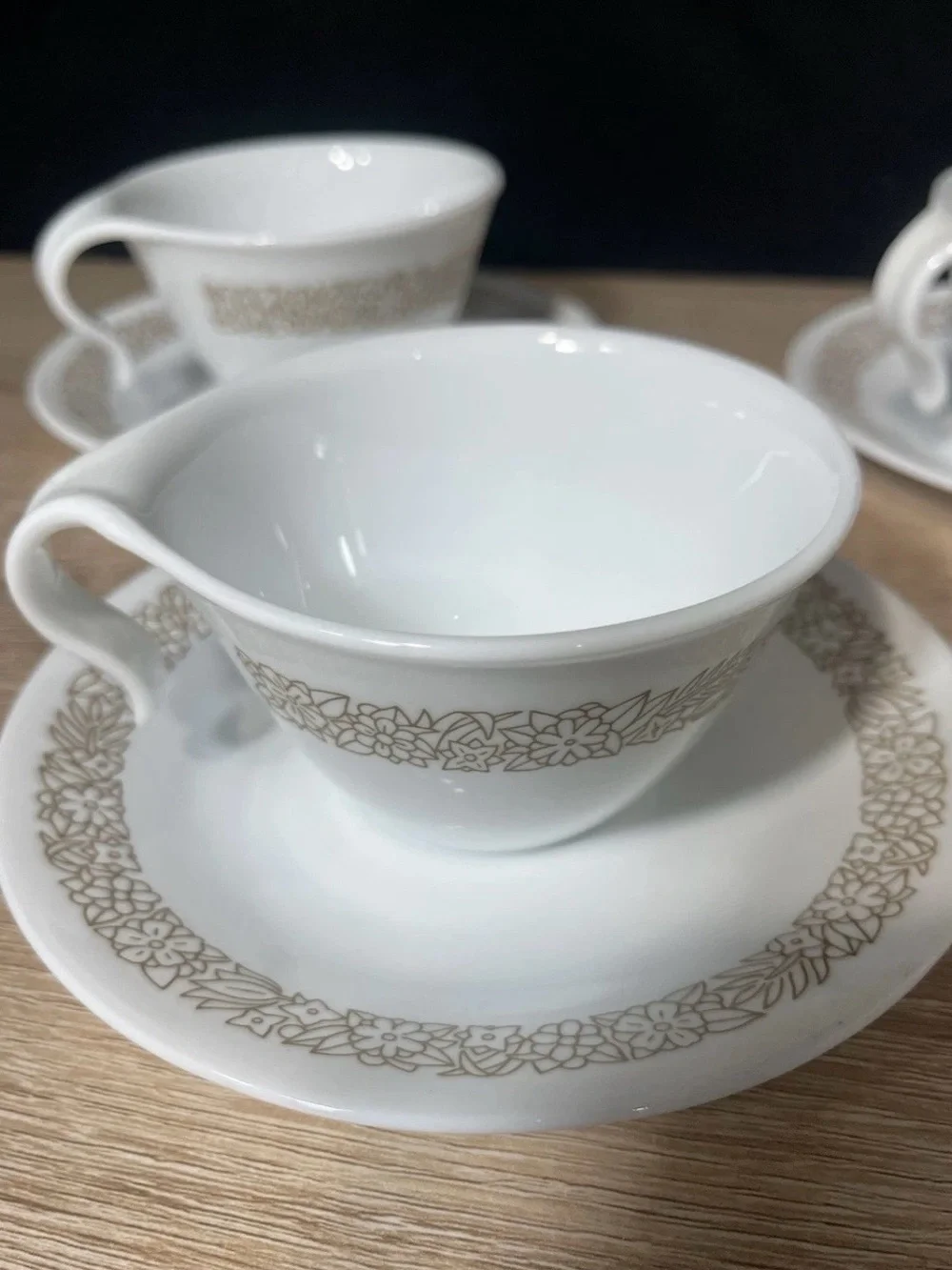 Set of (4) corelle pyrex coffe cups with saucers “woodland ” hook handles